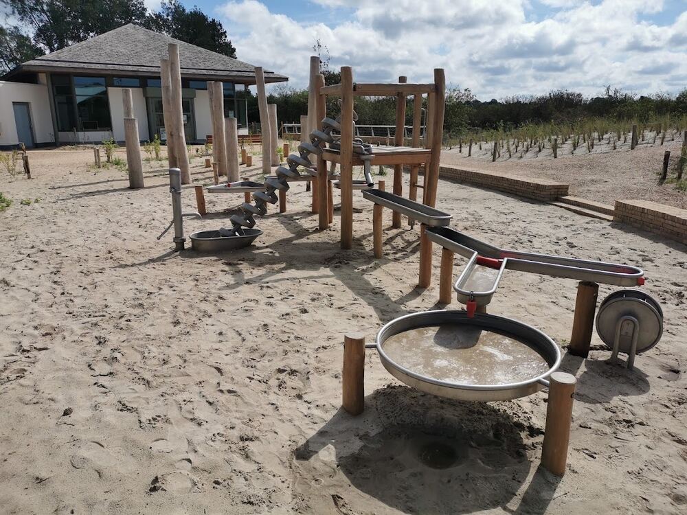Houten speeltoestellen in het zand bij de duinen van Oostduinkerke